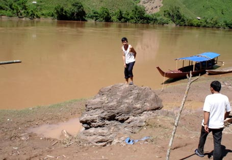 Những[-]hòn[-]đá[-]bí[-]ẩn[-]bên[-]thủy[-]điện[-]Sơn[-]La